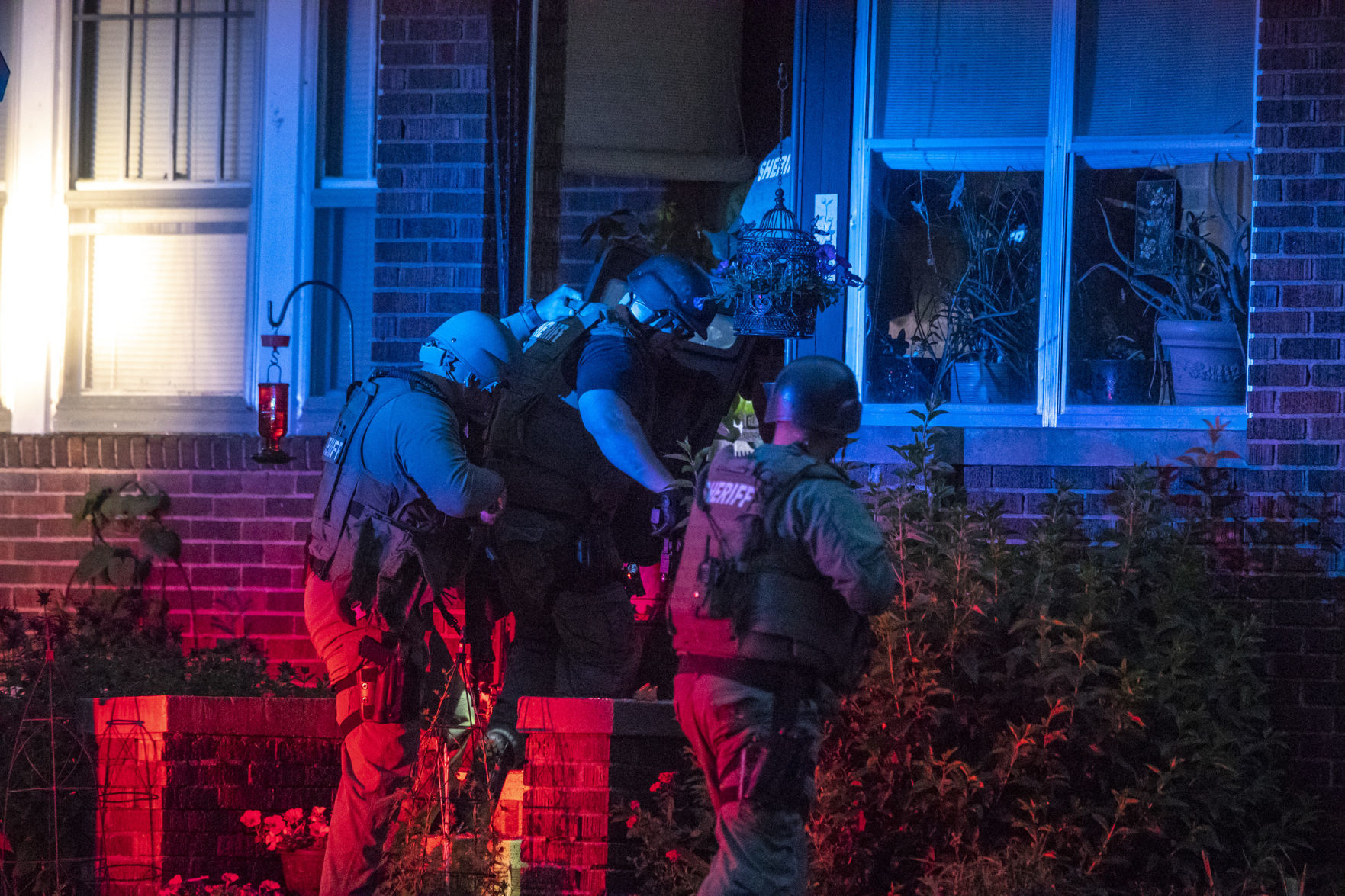 062318-qct-police-standoff-012